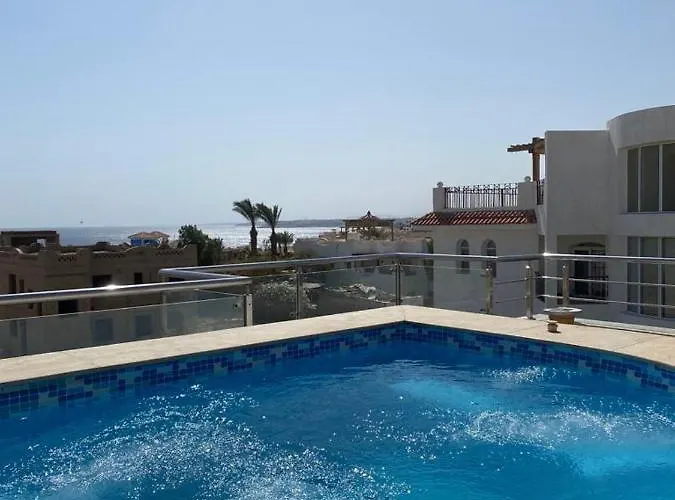 Royal Spacious 3-bedroom With Pool & Sea View, Access, Private Rooftop Area
