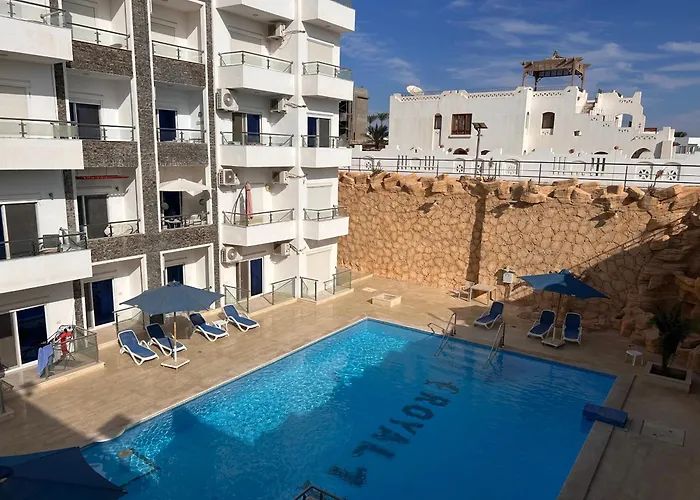 Royal Spacious 3-bedroom With Pool & Sea View, Access, Private Rooftop Area Appartement *