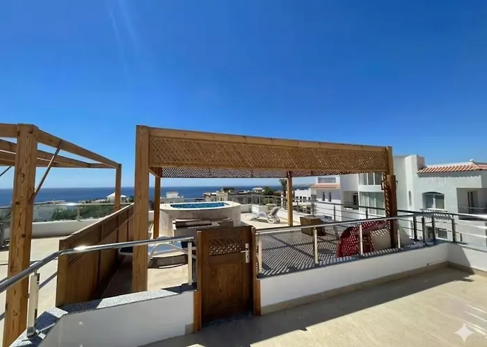 Royal Spacious 3-bedroom With Pool & Sea View, Access, Private Rooftop Area *