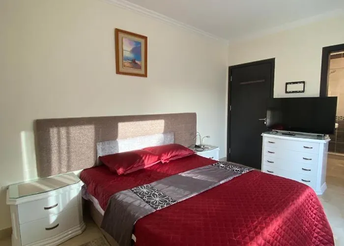 Royal Spacious 3-bedroom With Pool & Sea View, Access, Private Rooftop Area *